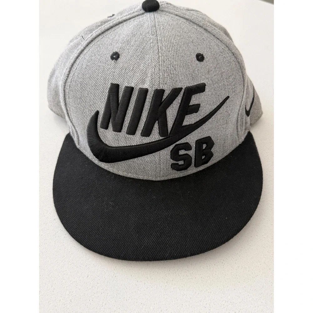 Nike SB Snapback Hat Grey Black Flat Brim Embroidered Logo Adjustable Cap